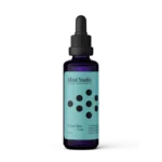 Pureday En mørk ravfarvet glasdråbeflaske med en etiket, hvor der står "mind studio fokus med funktionelle svampe" sammen med yderligere tekst om ingredienserne, stående mod en almindelig baggrund. Etiketten fremhæver dens øk