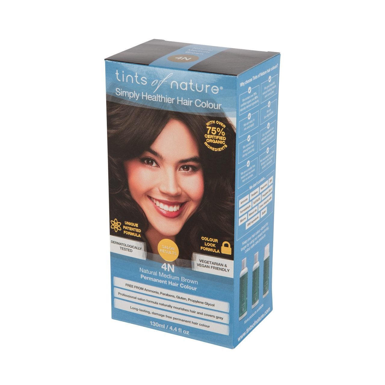 Pureday En æske med nuancer af naturhårfarveprodukt med en smilende kvinde med mørkebrunt hår på forsiden. Pakken fremhæver, at det er en 'simpelthen sundere hårfarve' med 75 % økologisk