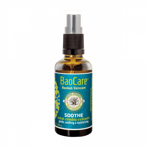 Pureday Gennemsigtig sprayflaske med Baocare Soothe 50 ml hudplejeprodukt mærket "soothe" med grøn og blå etiket, der fremhæver ingredienser som jojoba og calendula på en hvid baggrund. Forfremmet som nat