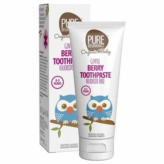 Pureday En tube Børne tandpasta med bærsmag til babyer i alderen 0-3 år, sammen med dens emballage med et sødt ugledesign.
