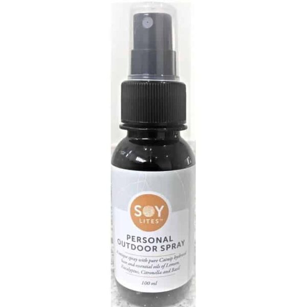 Pureday En lille sprayflaske mærket "Udendørs spray - fre for myg helt naturligt !" med en hvid og orange etiket indeholdende neemolie og cape geranium opført som ingredienser. Flasken rummer 100 ml produkt.